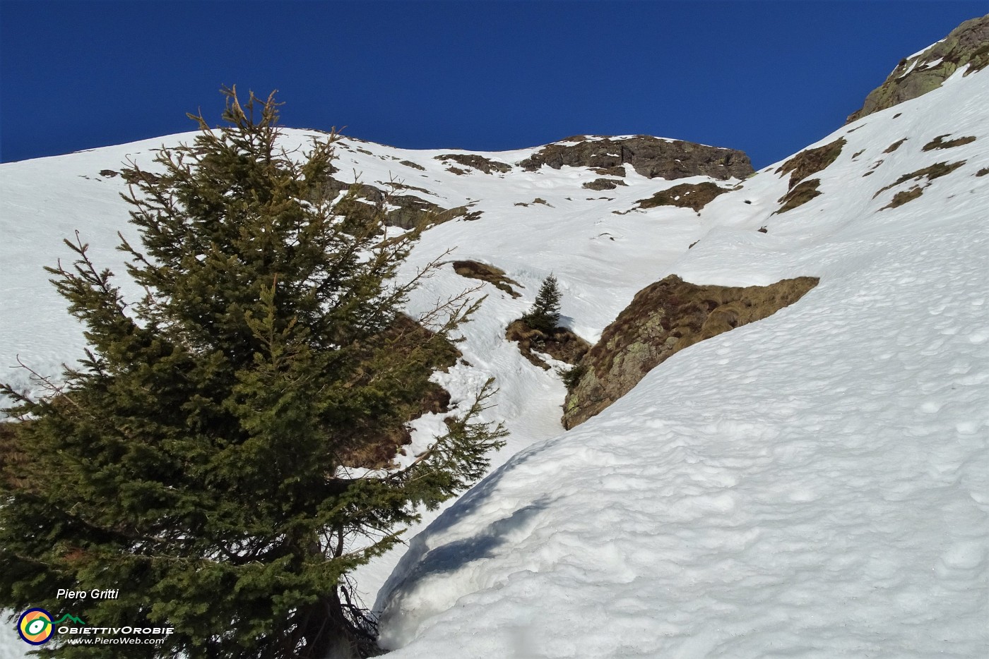 20 In decisa salita seguendo le tracce di escursionisti e scialpinisti.JPG